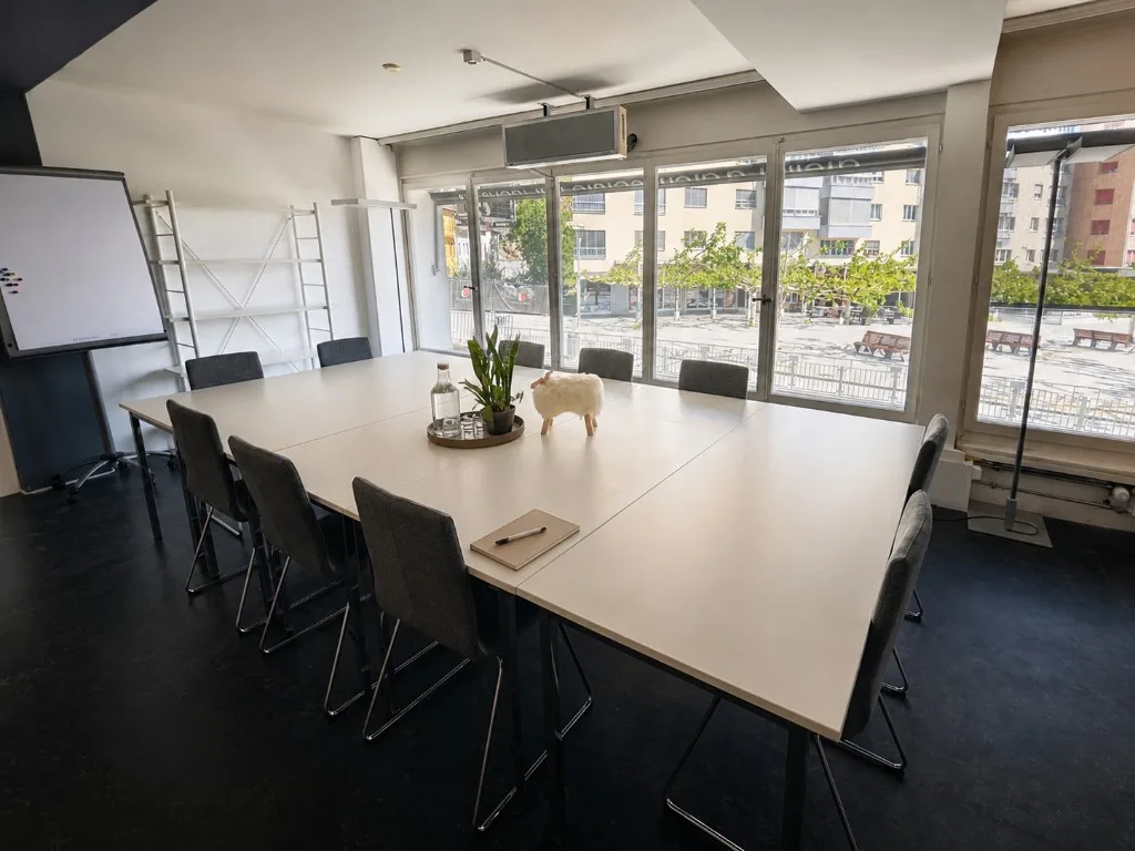 Location salle de formation Sion — whiteboard, beamer et table pour séminaire
